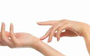食指麻木是什么病的前兆(右手食指麻木有大病预兆)