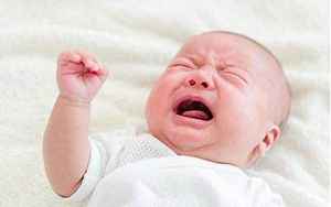 婴儿一到晚上哭闹的厉害是什么原因(婴儿出生一日就夭折)