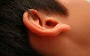 左耳发热是什么预兆男(男人左耳朵热的预兆)