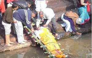 印度水葬(2023印度恒河旅游攻略之水葬)